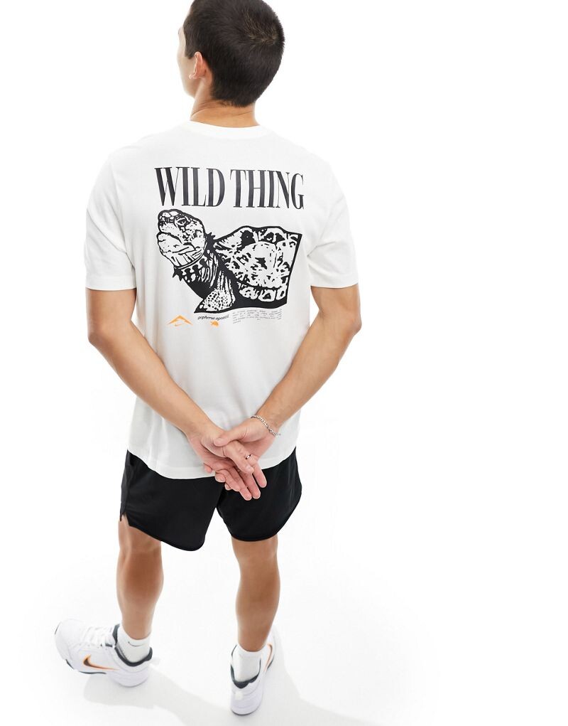 

Белая футболка с графическим рисунком Nike Trail Dri-FIT