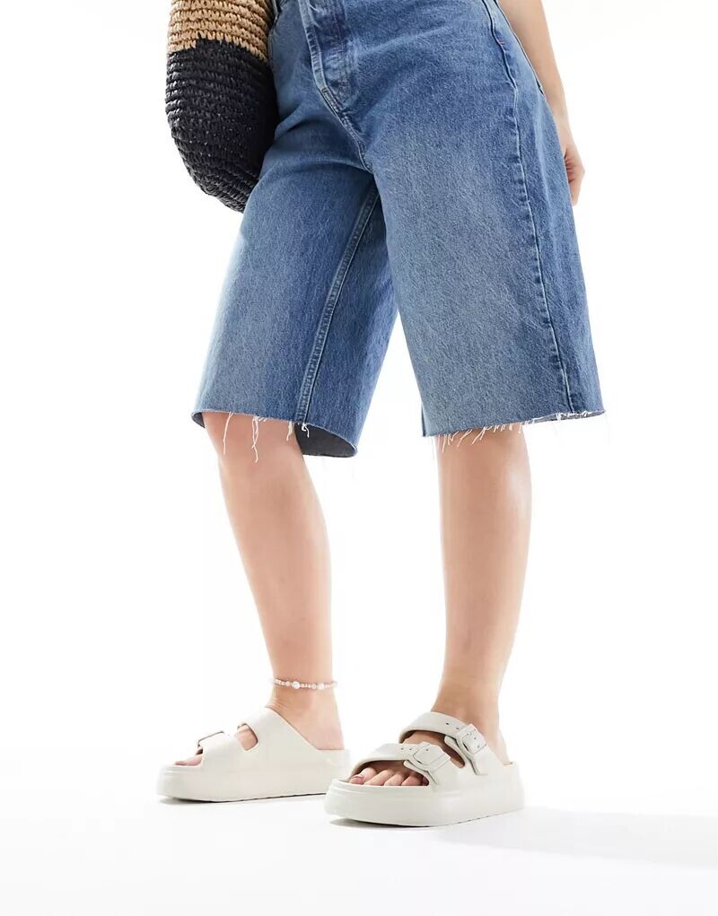 Белые сандалии свободного кроя ASOS Wide Fit с плоской подошвой и двумя пряжками, широкий крой — фото 3