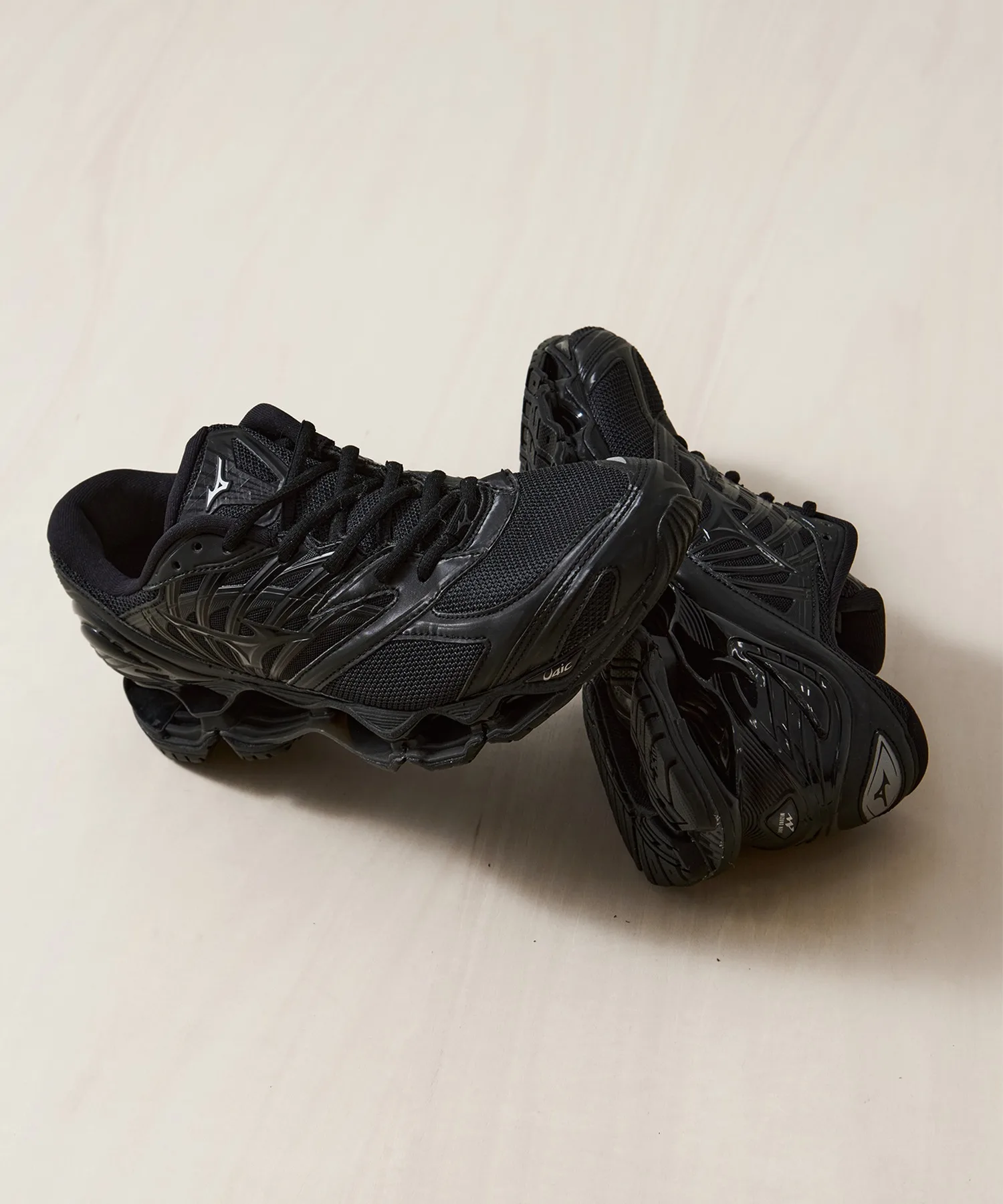 Мужские кроссовки с технологией MIZUNO WAVE Prophecy LS черные