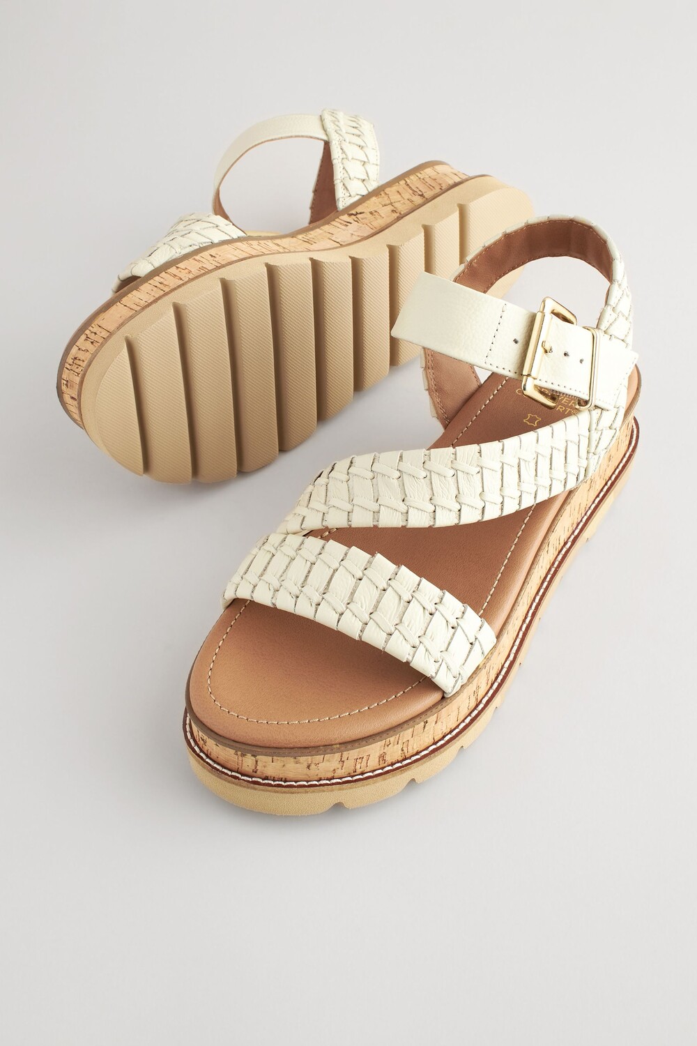 Сандалии Forever Comfort из пробковой кожи на плоской подошве Next, белый — фото 4