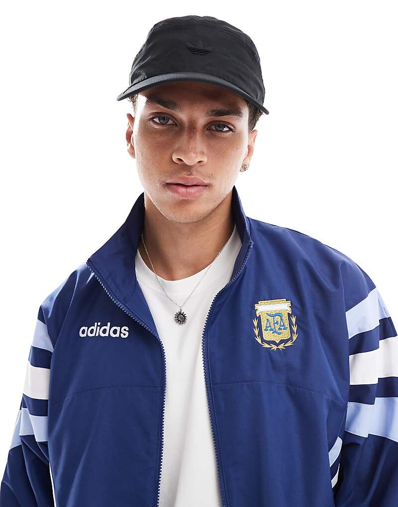 

Черная кепка adidas Originals – с сетчатой ​​деталью