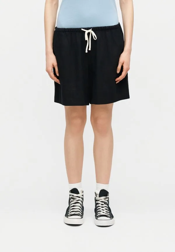 Наденьте шорты Gap, Black
