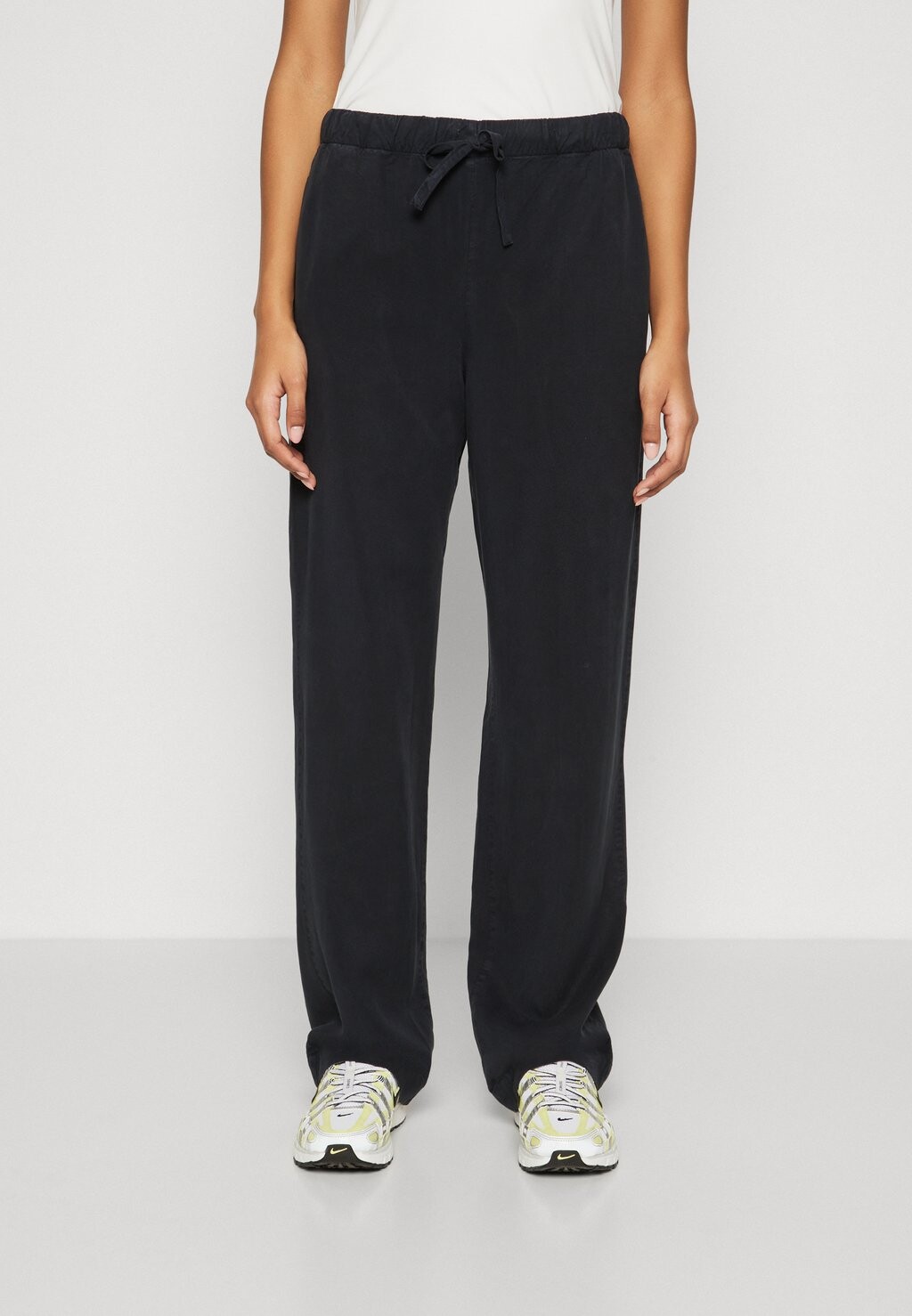 

Брюки TROUSERS Samsøe Samsøe, цвет salute