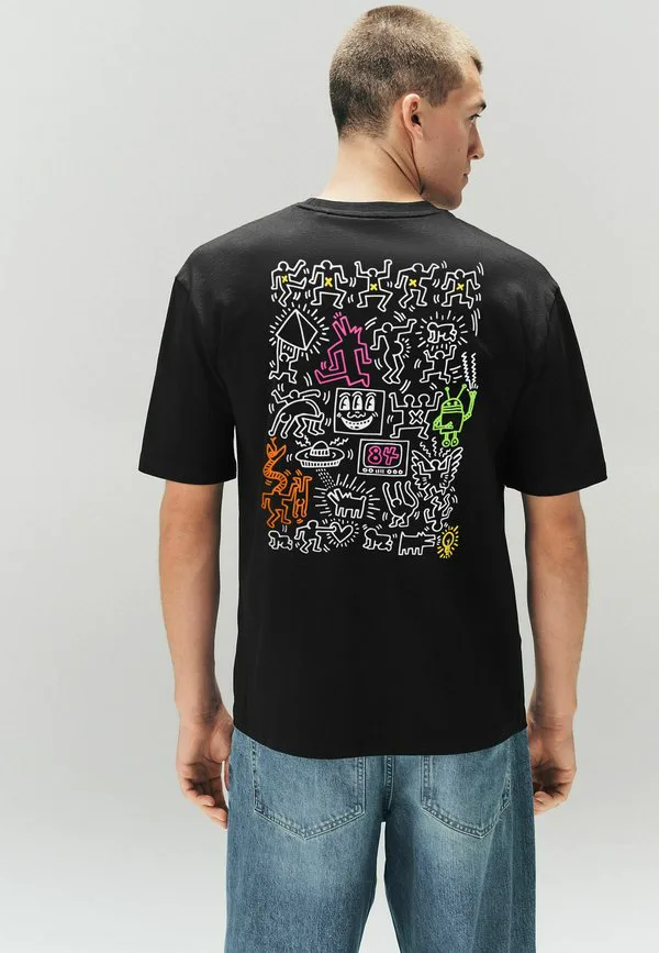 Футболка с принтом, выполненным по лицензии художника. Next, Black Keith Haring