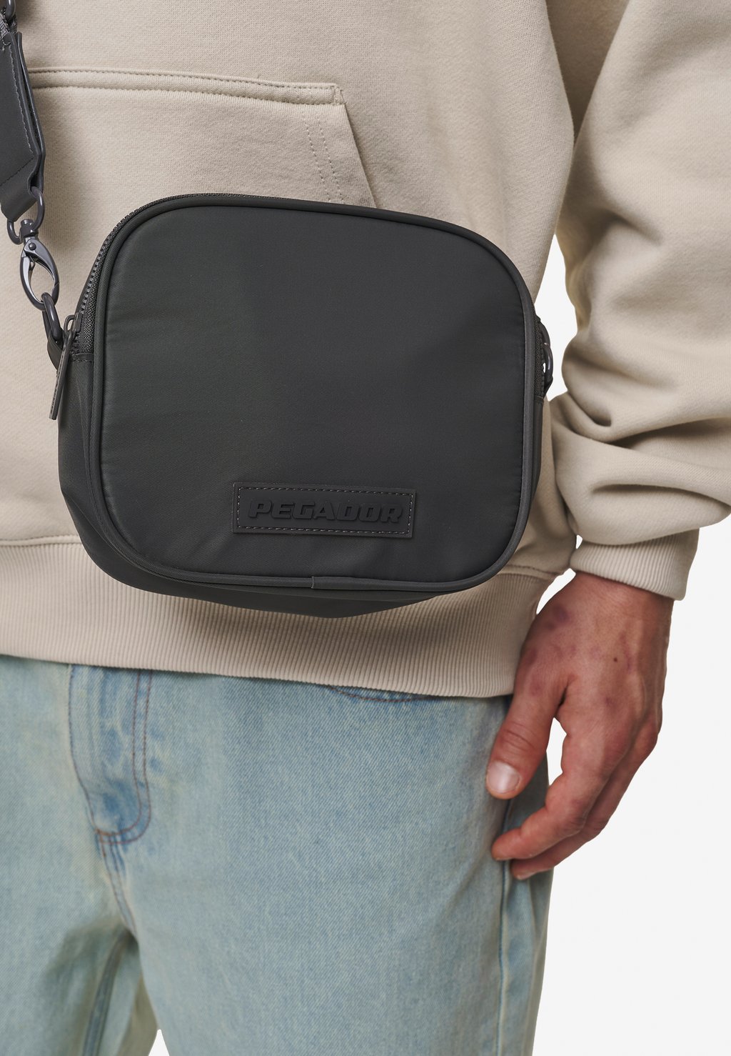 

Сумка через плечо LOGO PATCH SHOULDER STRAP BAG UNISEX Pegador, темно-серый
