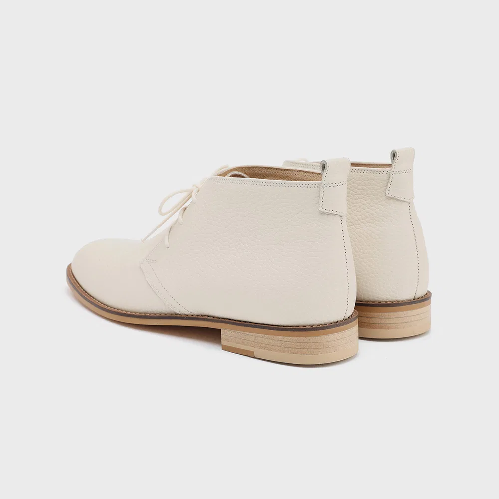 Мужские ботинки Firenze.A Standard Round Toe Chukka, кремовые с тиснением — фото 2