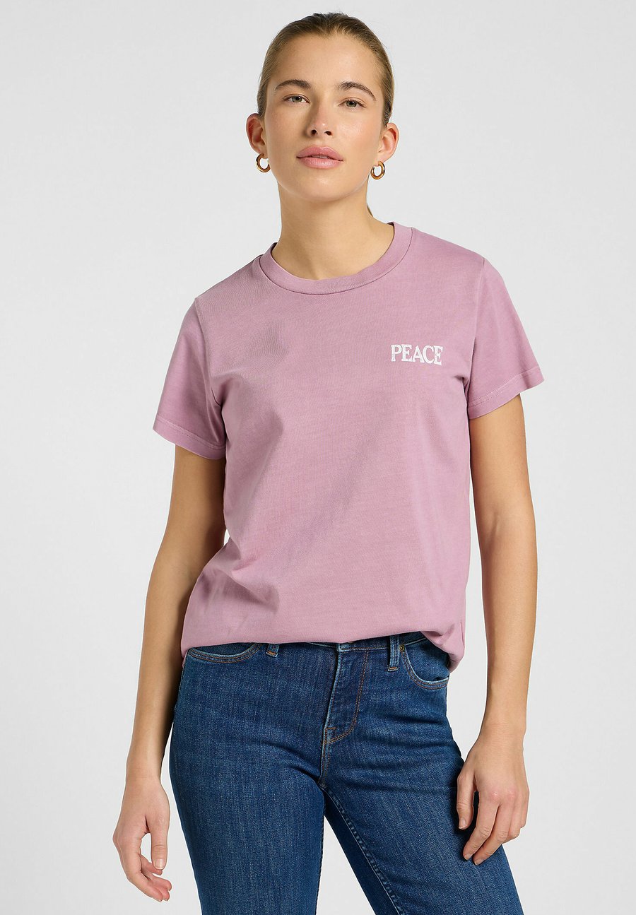 

Футболка Lee SHORT SLEEVE SMALL GRAPHIC RELAXED FIT, Plumberry/Pink, Желтый, Футболка Lee SHORT SLEEVE SMALL GRAPHIC RELAXED FIT, Plumberry/Pink
