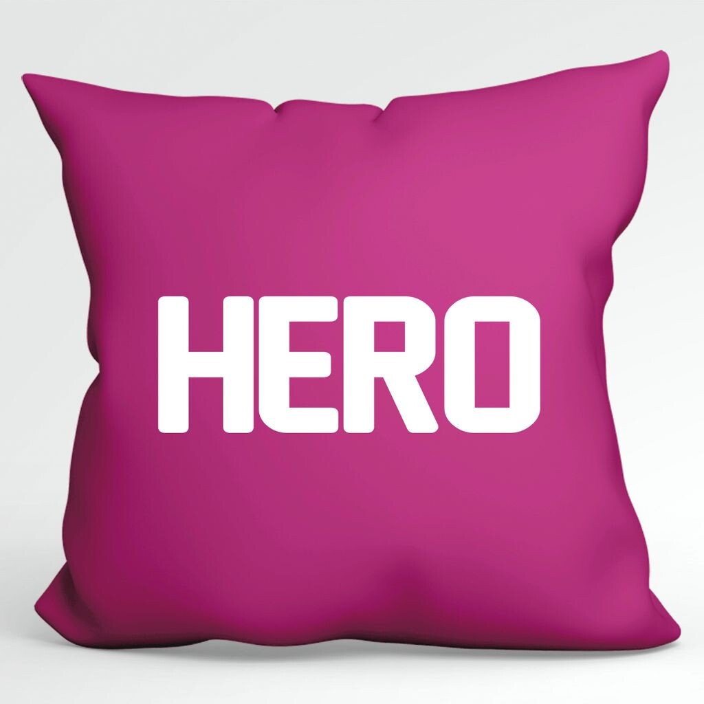 

Huuraa Hero Pillow Декоративная подушка с наполнителем, размер 40x40 см, цвет фуксии, с мотивом для всех героев повседневности. Идея подарка для друзей и семьи Hellweg Druckerei