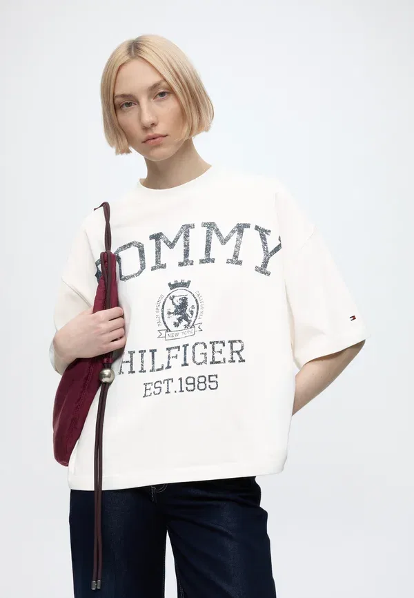 Футболка Tommy Hilfiger с принтом Varsity crest, цвет экрю — фото 4