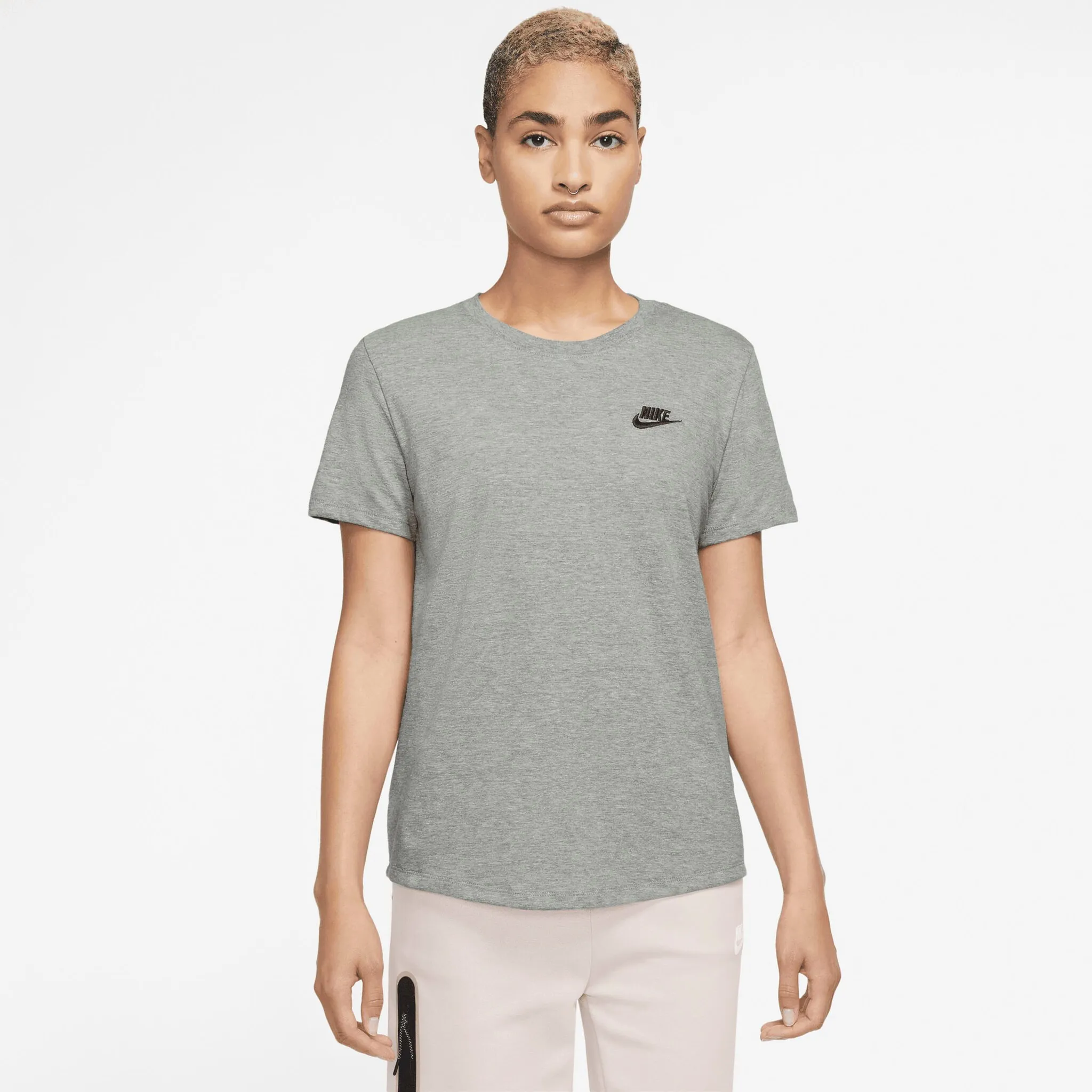 

Футболка Nike Sportswear "ЖЕНСКАЯ ФУТБОЛКА CLUB ESSENTIALS", белый