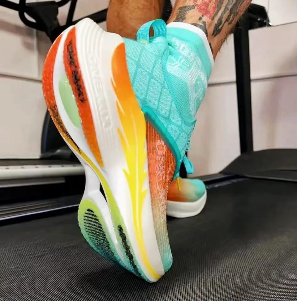 

Мужские беговые кроссовки для шоссе, кроссовки для марафона с углеродным волокном, широкие с поддержкой свода стопы, легкие дышащие кроссовки ONEMIX Light Armor 21601 O-Resilio, коралл