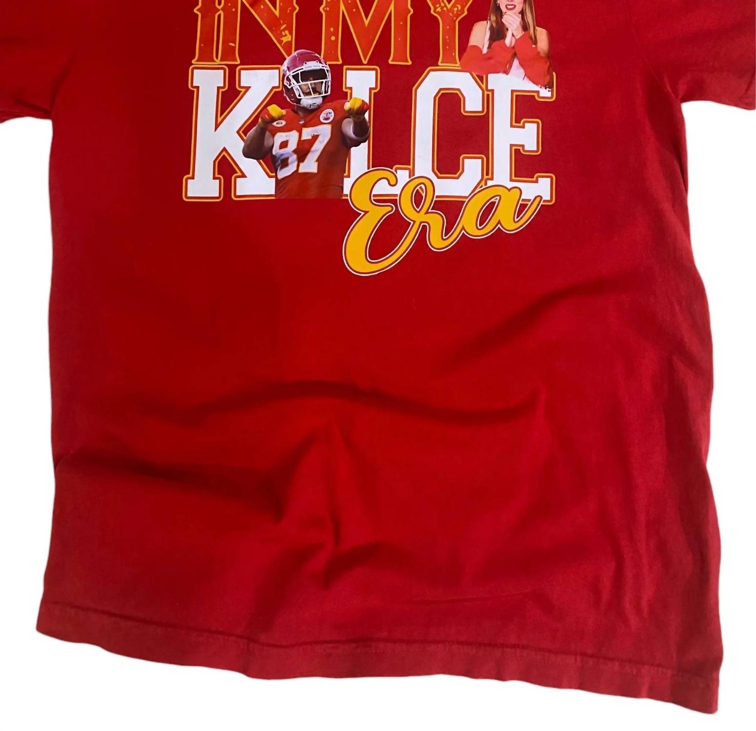 

Женская футболка с принтом In My Kelce Era красного цвета A Blessed Texas Mess