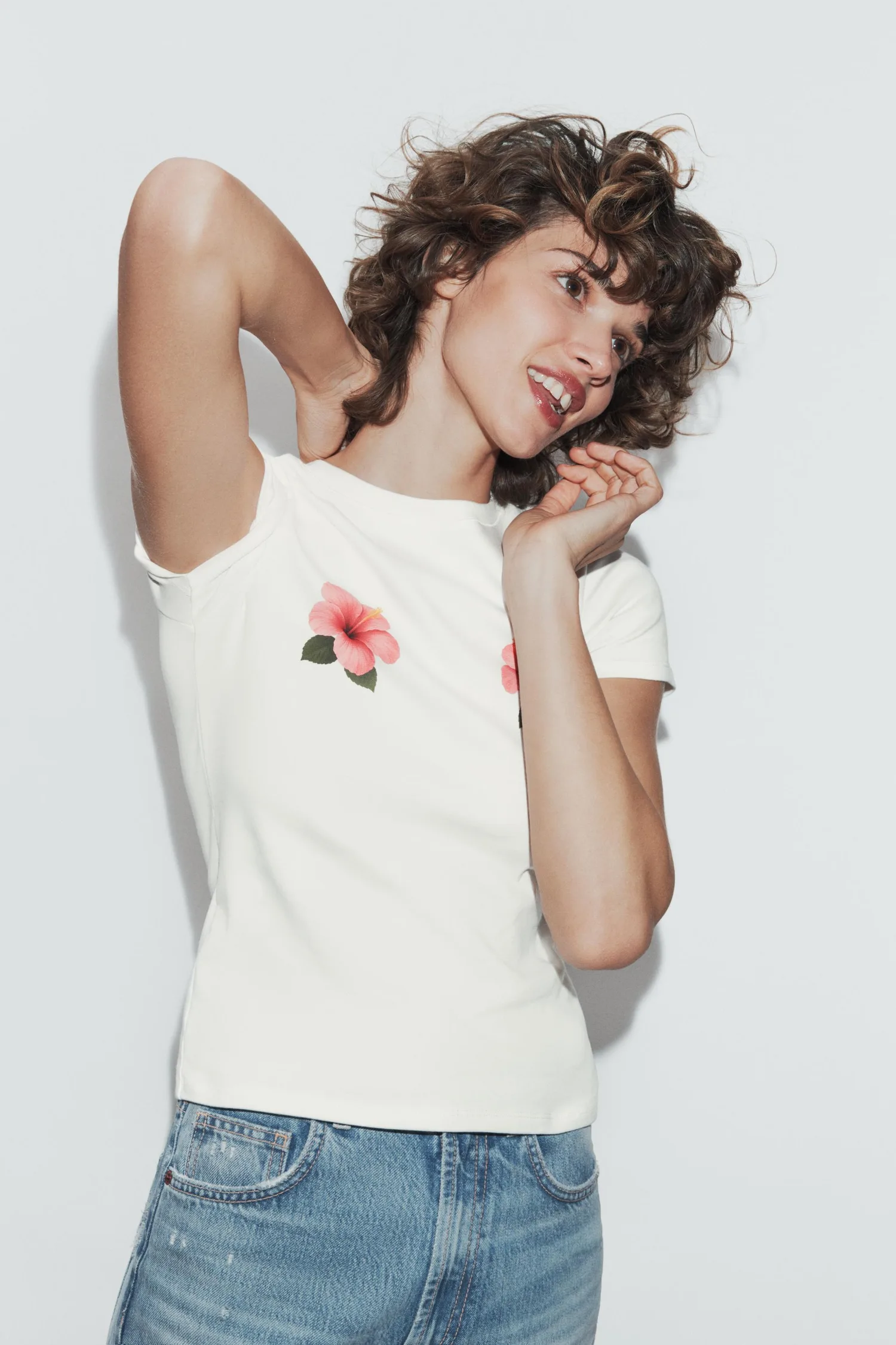 Футболка с коротким рукавом и цветочным принтом Zara, белый — фото 2