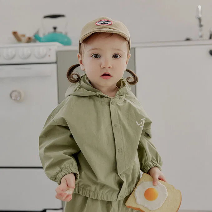 Детская оливковая куртка от Littletini