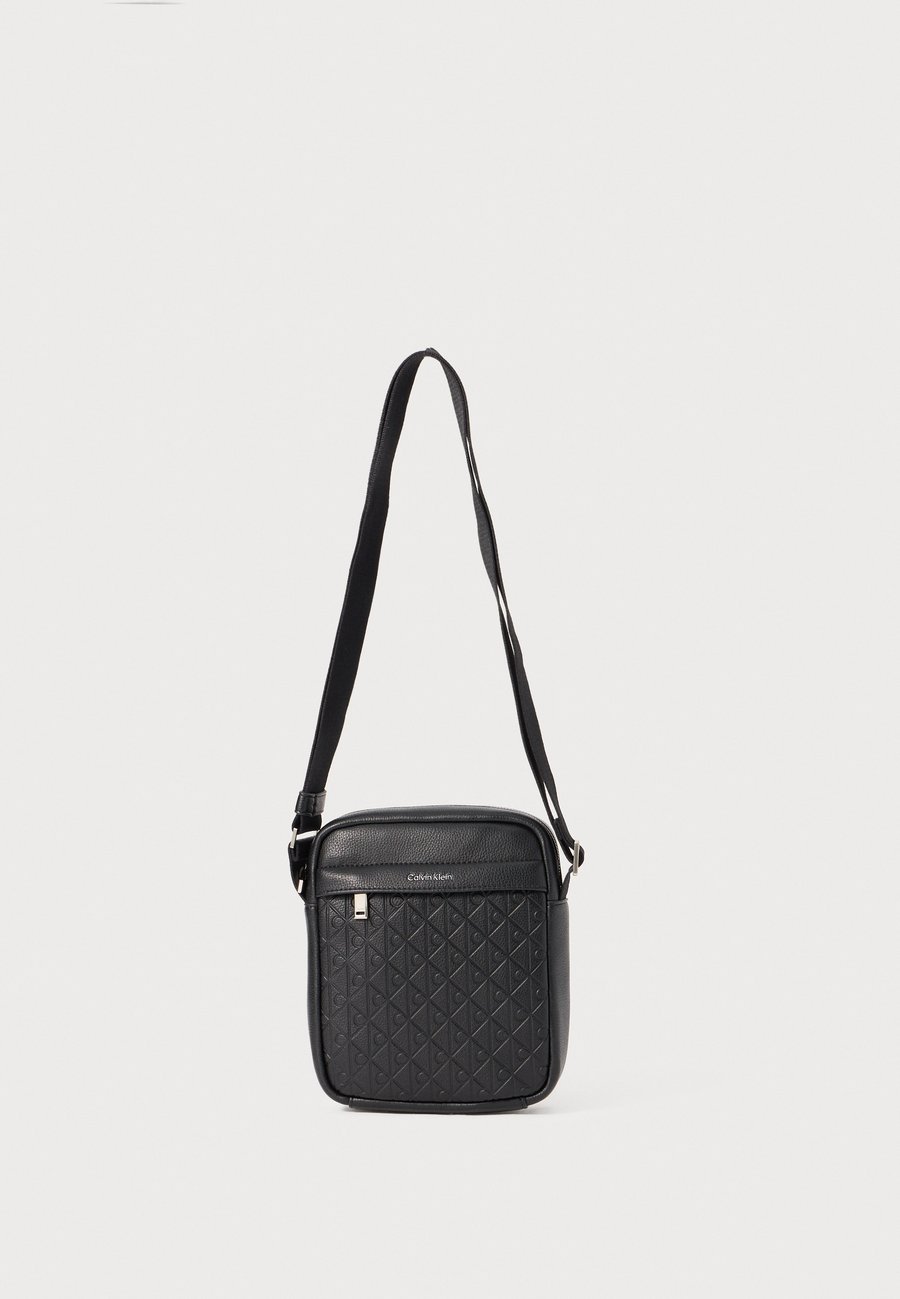 

Сумка кросс-боди Calvin Klein EMBLEM EMBOSS REPORTER, Black