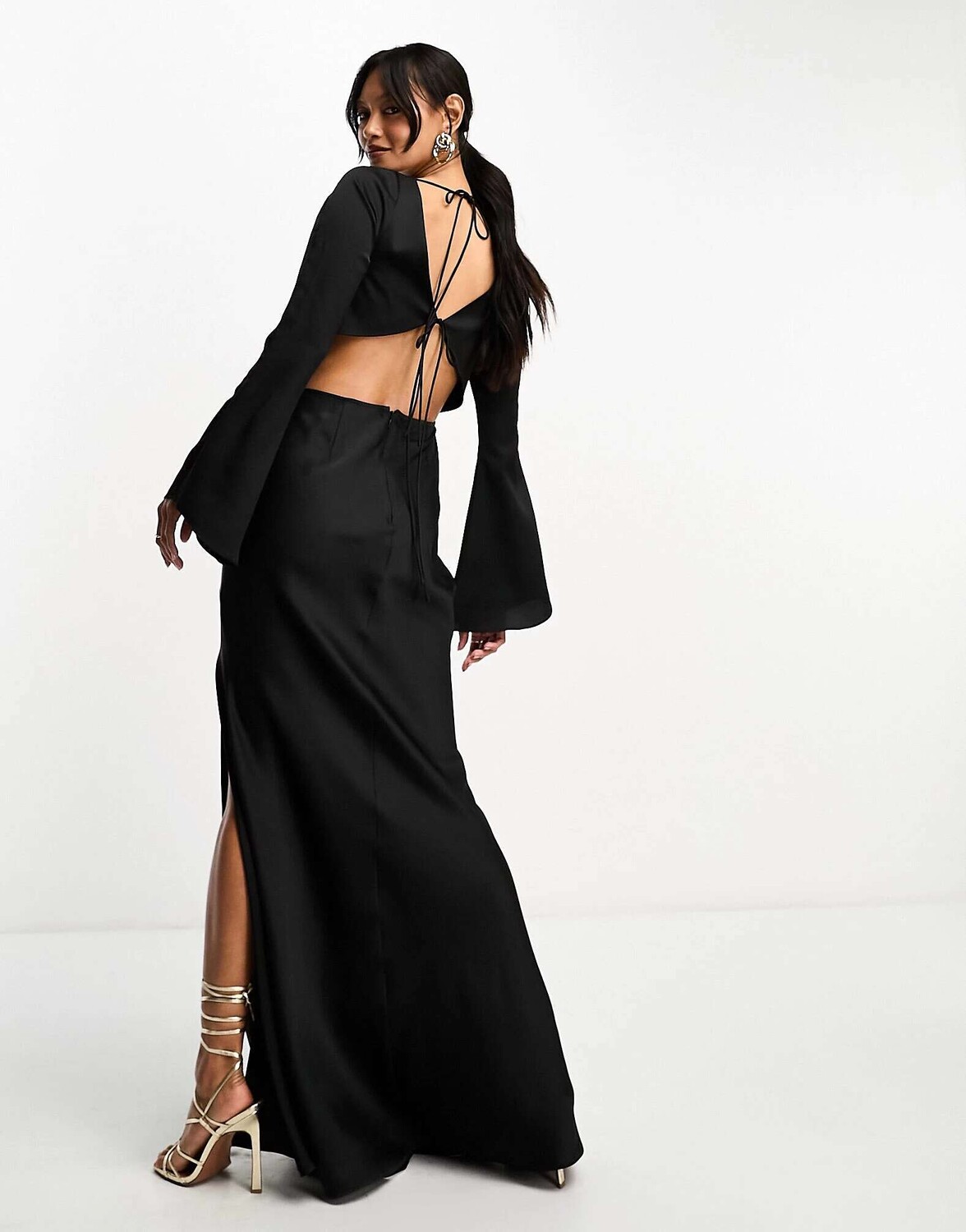 

Черное атласное платье макси с расклешенными рукавами ASOS
