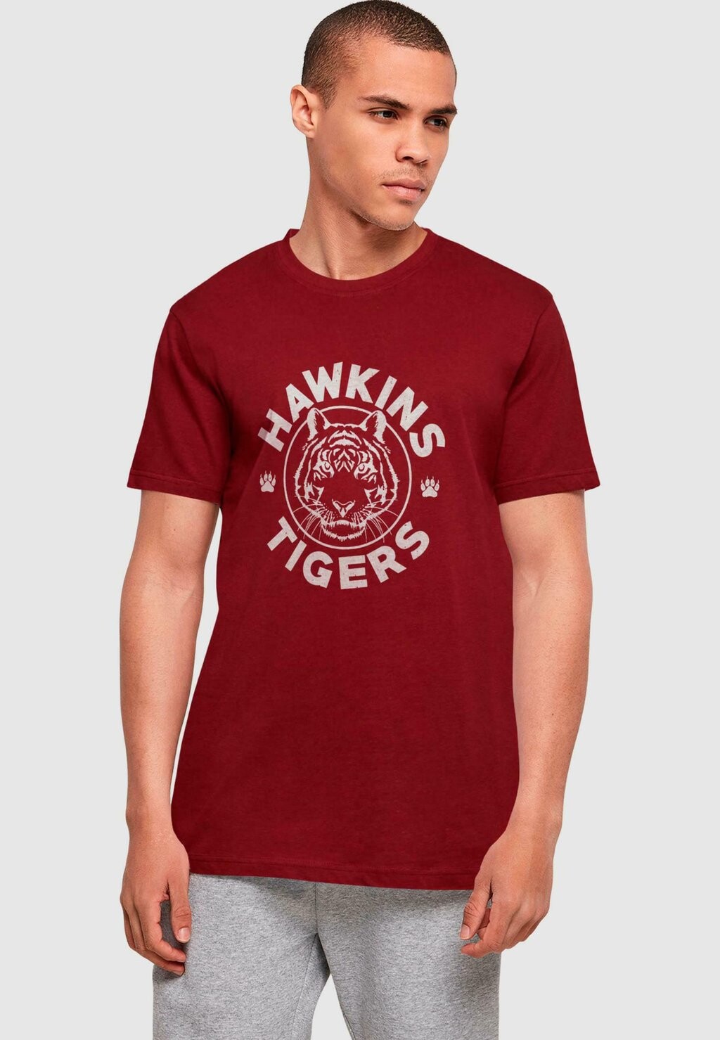 

Футболка с принтом STRANGER THINGS HAWKINS TIGER ABSOLUTE CULT, темно-красный