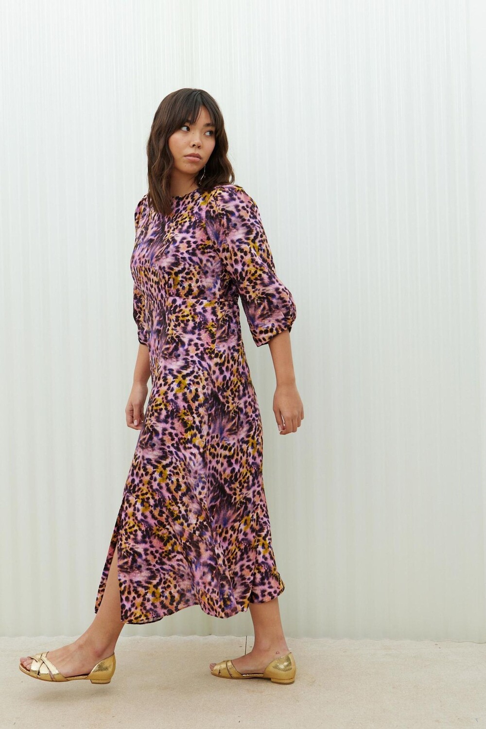 

Платье миди с анималистическим рисунком и мотивом размытых волн Oliver Bonas, розовый