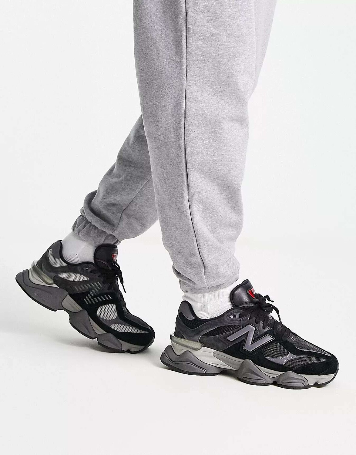 Кроссовки New Balance 9060 черного и темно-серого цветов