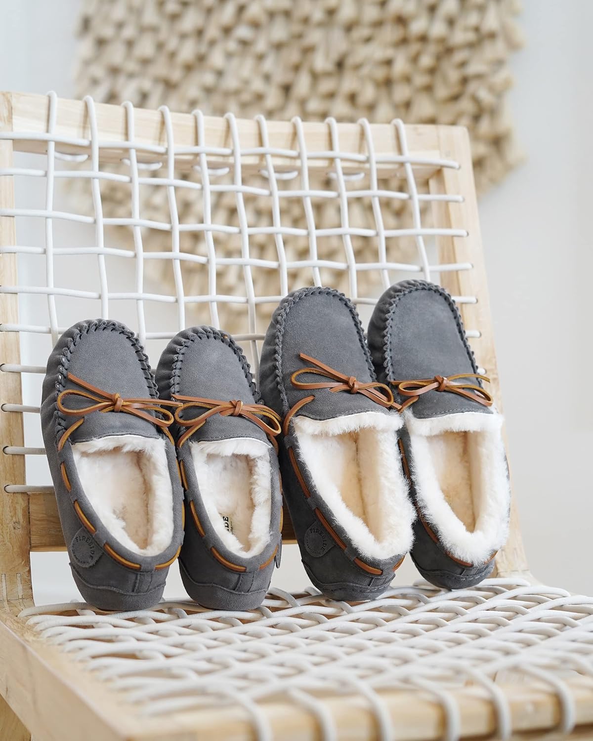 Домашние тапочки Fireside от Dearfoams для мужчин Victor из натуральной овчины, водоотталкивающие, для дома и улицы, с завязками, широкая полнота Fireside By Dearfoams, серый — фото 4