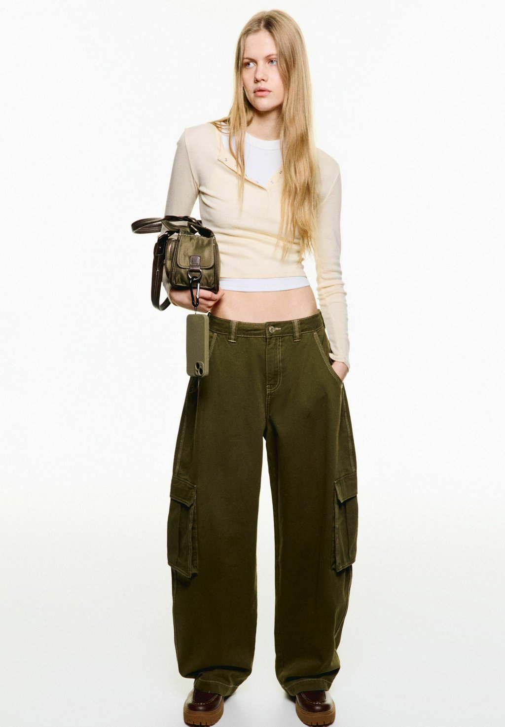 

Брюки карго BARREL UTILITY Bershka, хаки