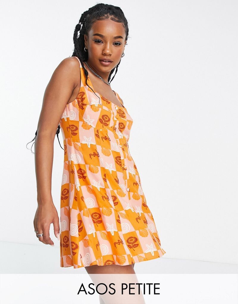 

Мягкий мини-сарафан ASOS DESIGN Petite с отделкой бюста и принтом ракушки