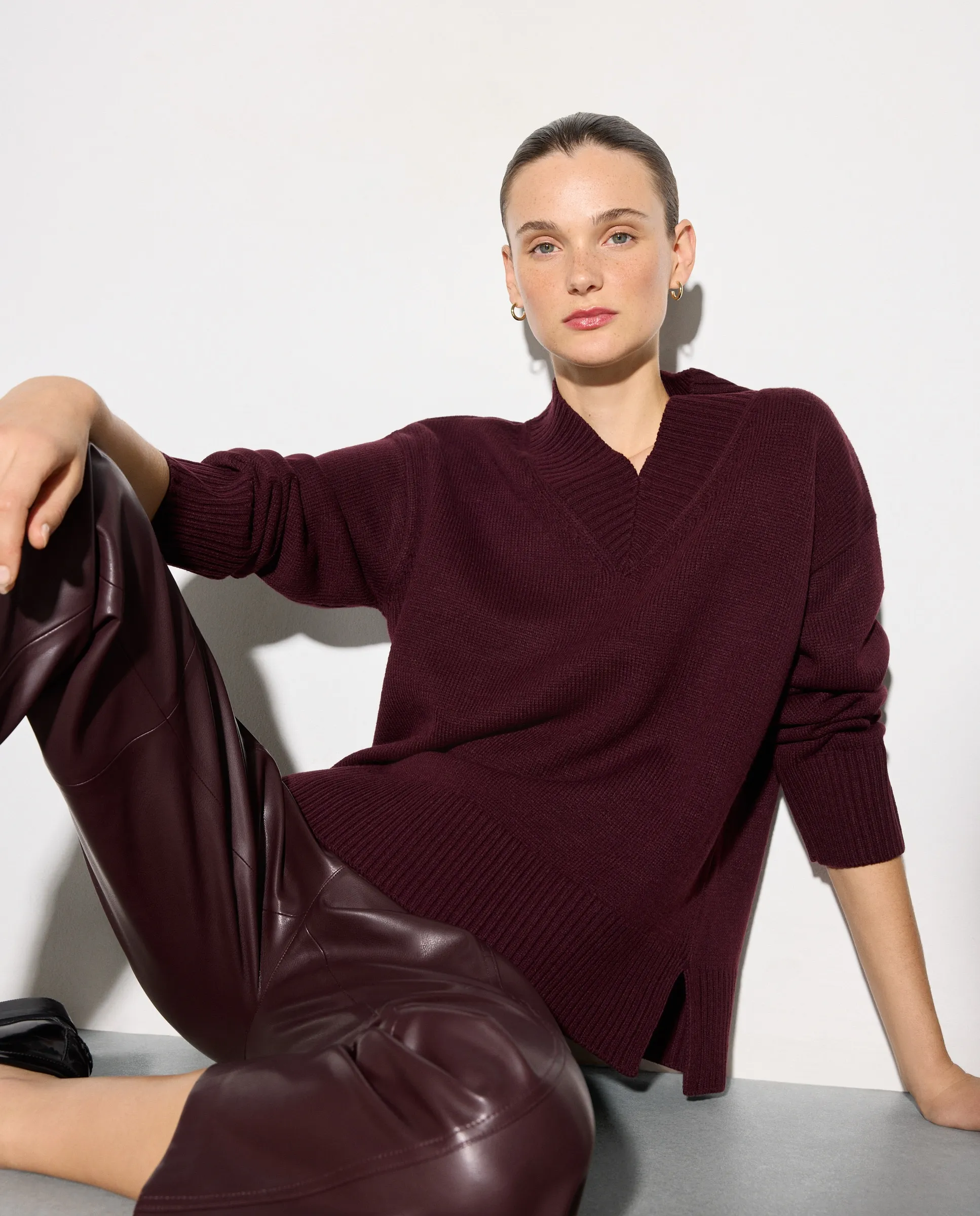 

Женский свитер крупной вязки с закрытым V-образным вырезом Woman El Corte Inglés, баклажановый