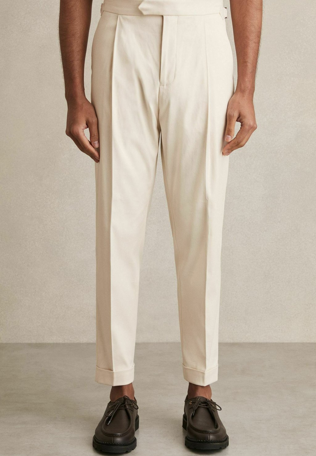 

Брюки REGULAR FIT - CANTWELL TAPERED Reiss, бежевый