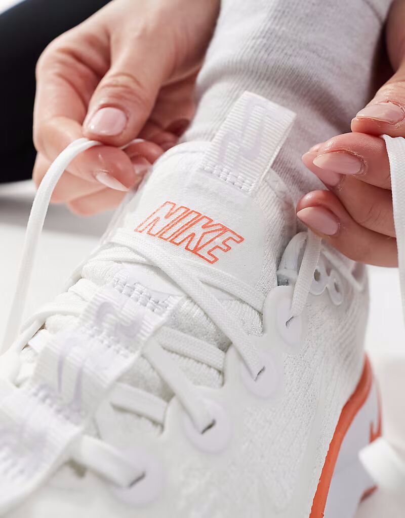 Кроссовки Nike Training Motiva белого и оранжевого цвета — фото 4