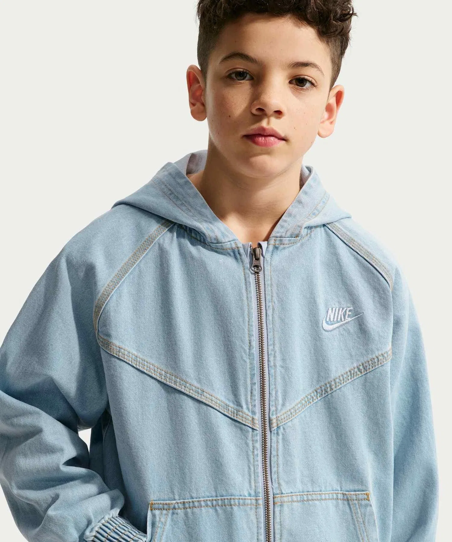 Детская джинсовая куртка Nike Sportswear Collection на молнии с капюшоном / Детская джинсовая куртка Nike Sportswear Collection на молнии с капюшоном IF2306-436, светло-голубой (светло-голубой) — фото 3