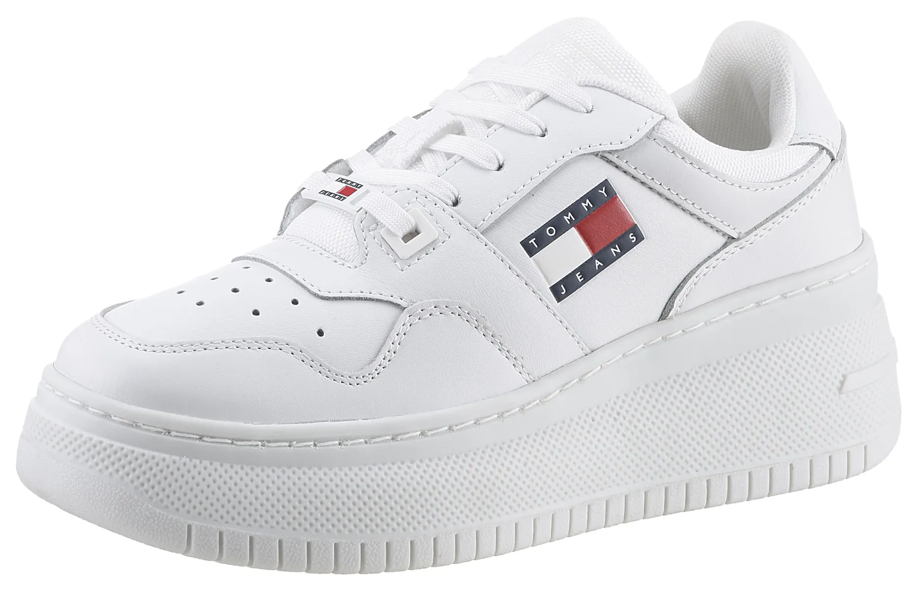 

Кроссовки на платформе Tommy Jeans "TJW RETRO BASKET FLATFORM ESS", с надписью логотипа на подошве, повседневная обувь, полуботинки, туфли на шнуровке, белый