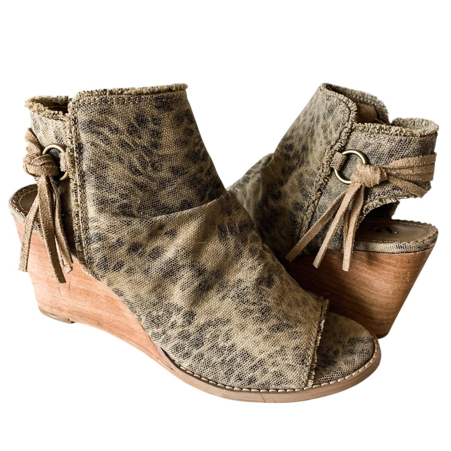 Женские босоножки Keely Wedge Sandal в бежевом цвете Very G — фото 3