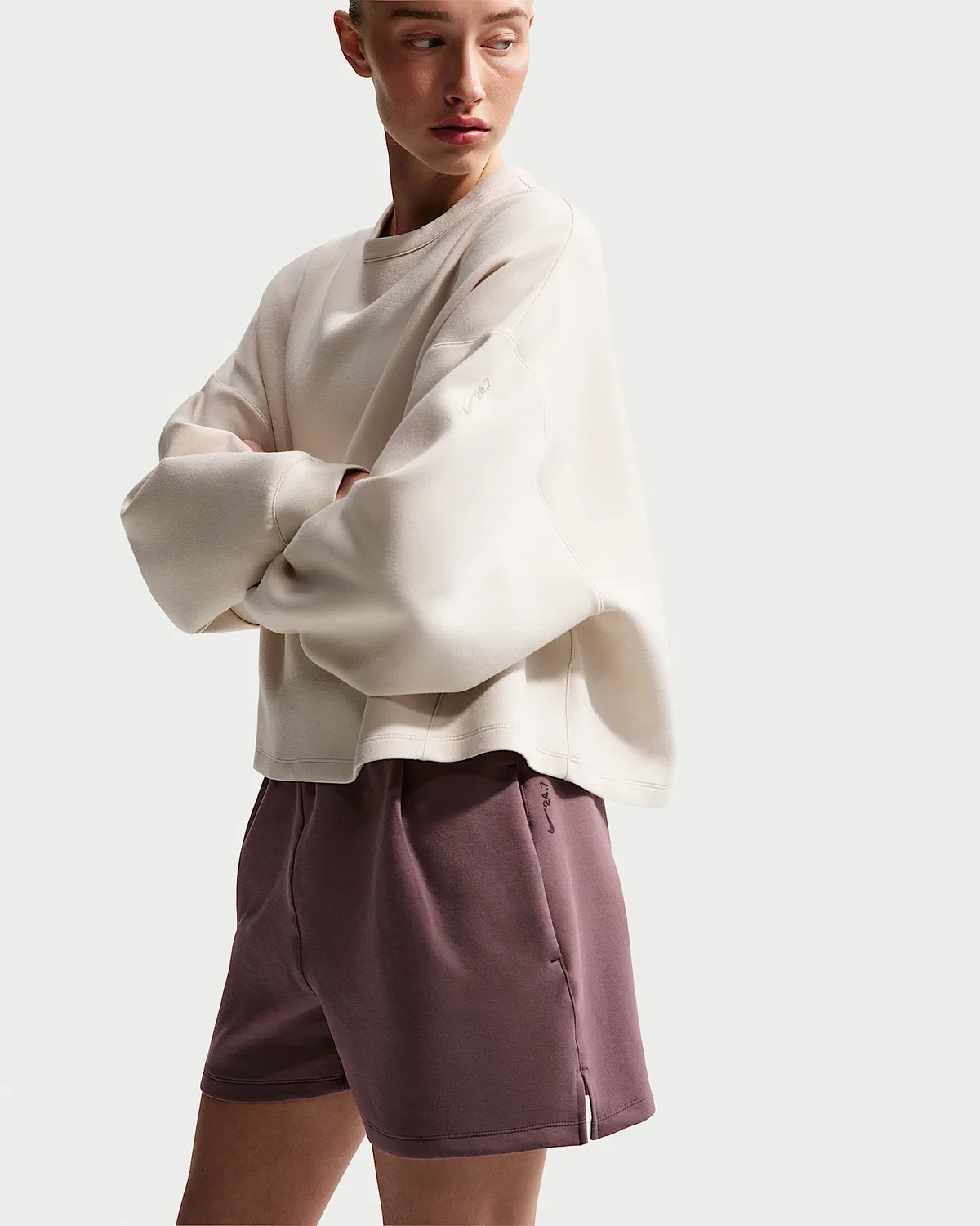 Женские шорты Nike 24.7 ImpossiblySoft Dri-FIT средней посадки свободного кроя 4", Tattoo/Burgundy Crush — фото 4
