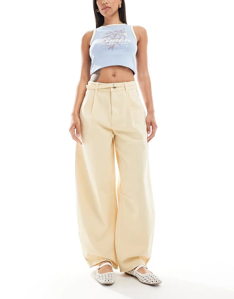 

Легкие джинсы-бочонки ASOS DESIGN с поясом нежно-желтого цвета