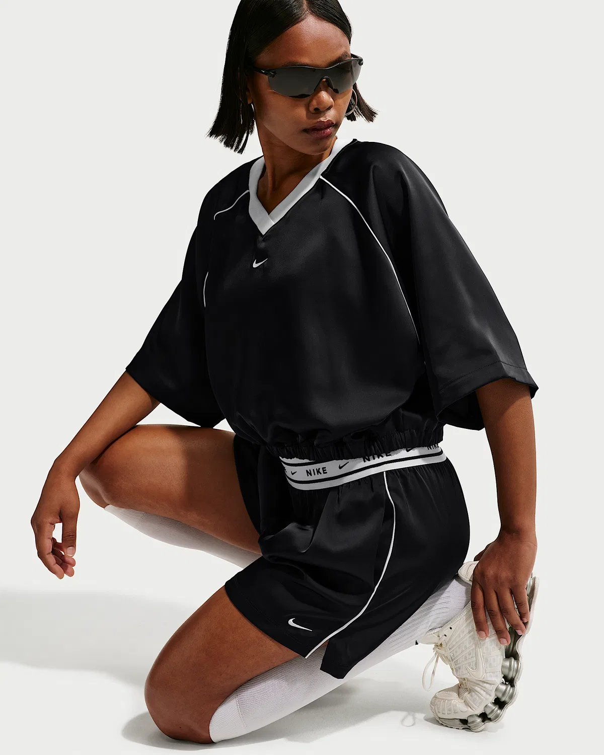 Женский оверсайз сатиновый топ Nike Sportswear, Black/Sail — фото 3