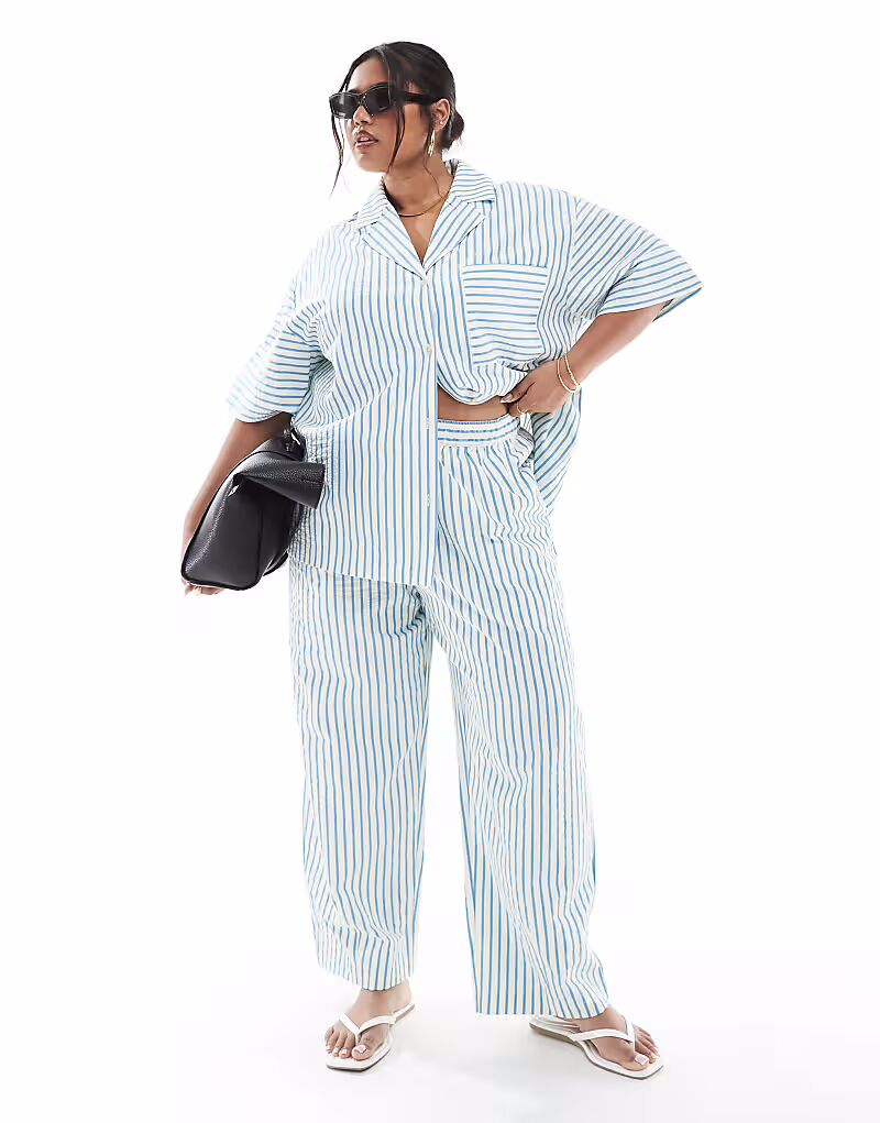 

Брюки-бочонки Curve из сирсакера с застежкой на пуговицы в синюю полоску Asos Design