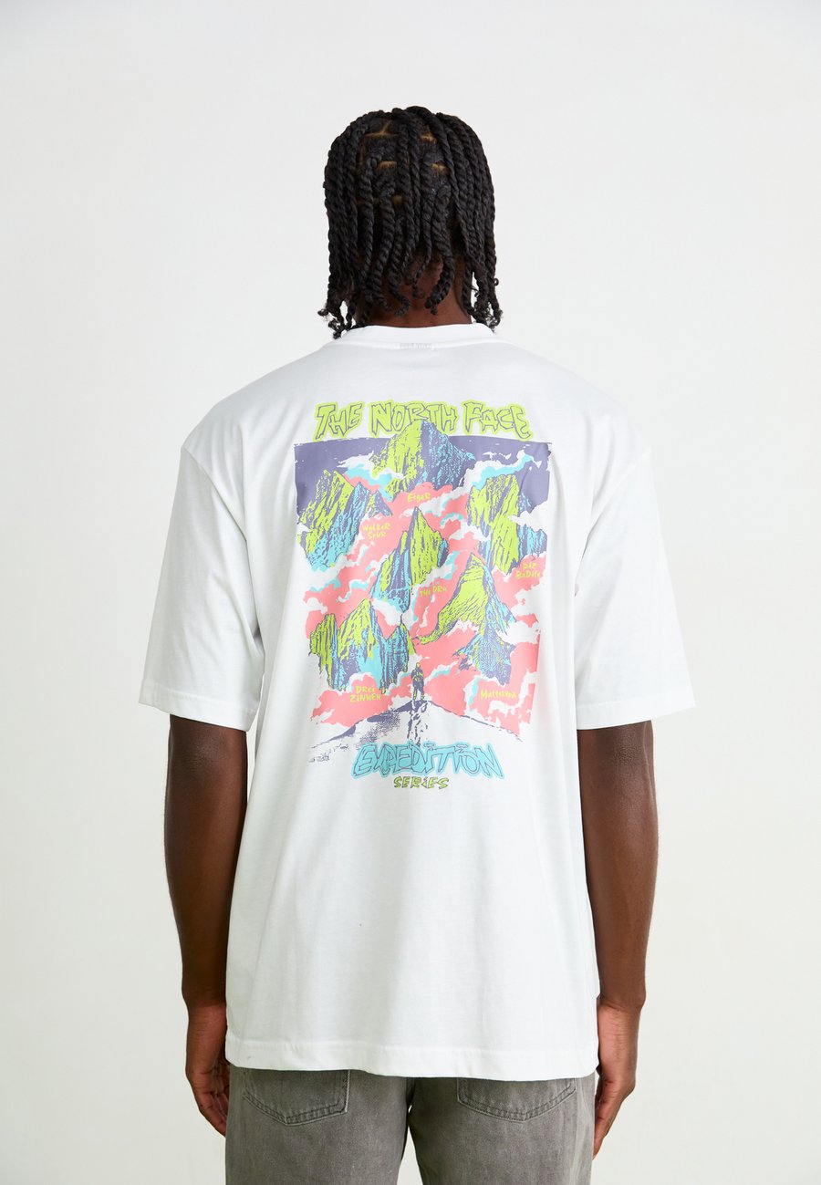 

Футболка The North Face EXPEDITION CELEBRATION OVERSIZED TEE GRAPHIC, White