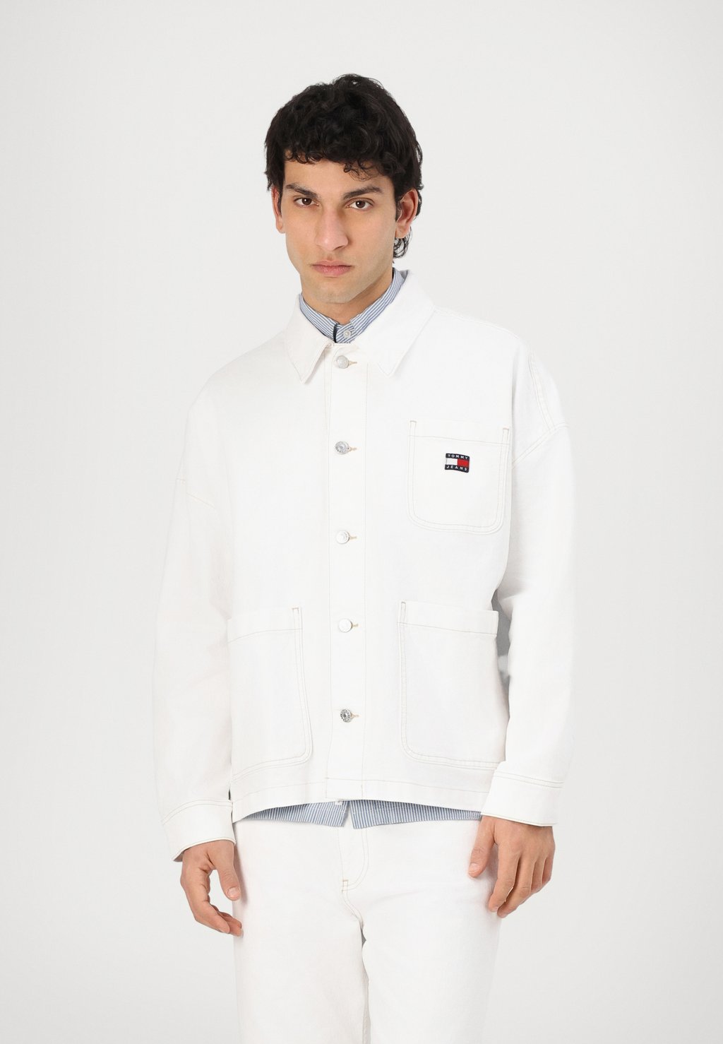 

Джинсовая куртка CHORE Tommy Jeans, цвет Denim White