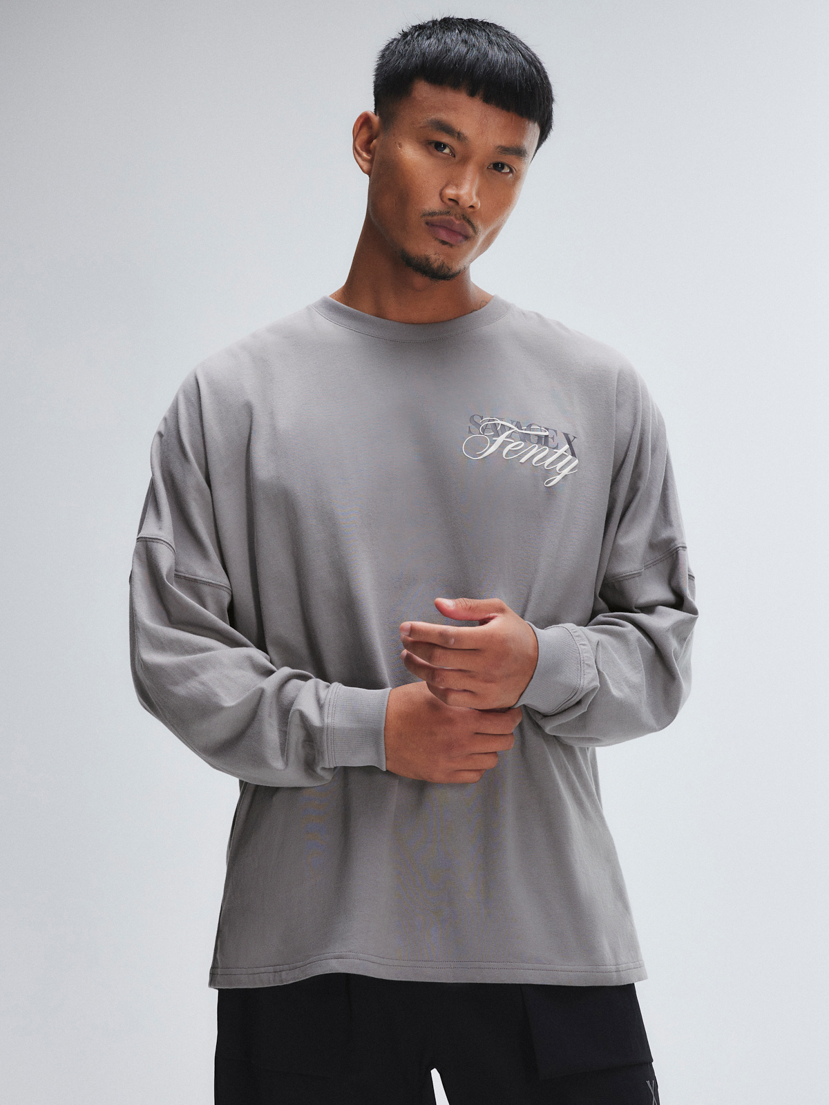 

Футболка Savage X Fenty Jersey Long-Sleeve Graphic, цвет Mastermind Grey