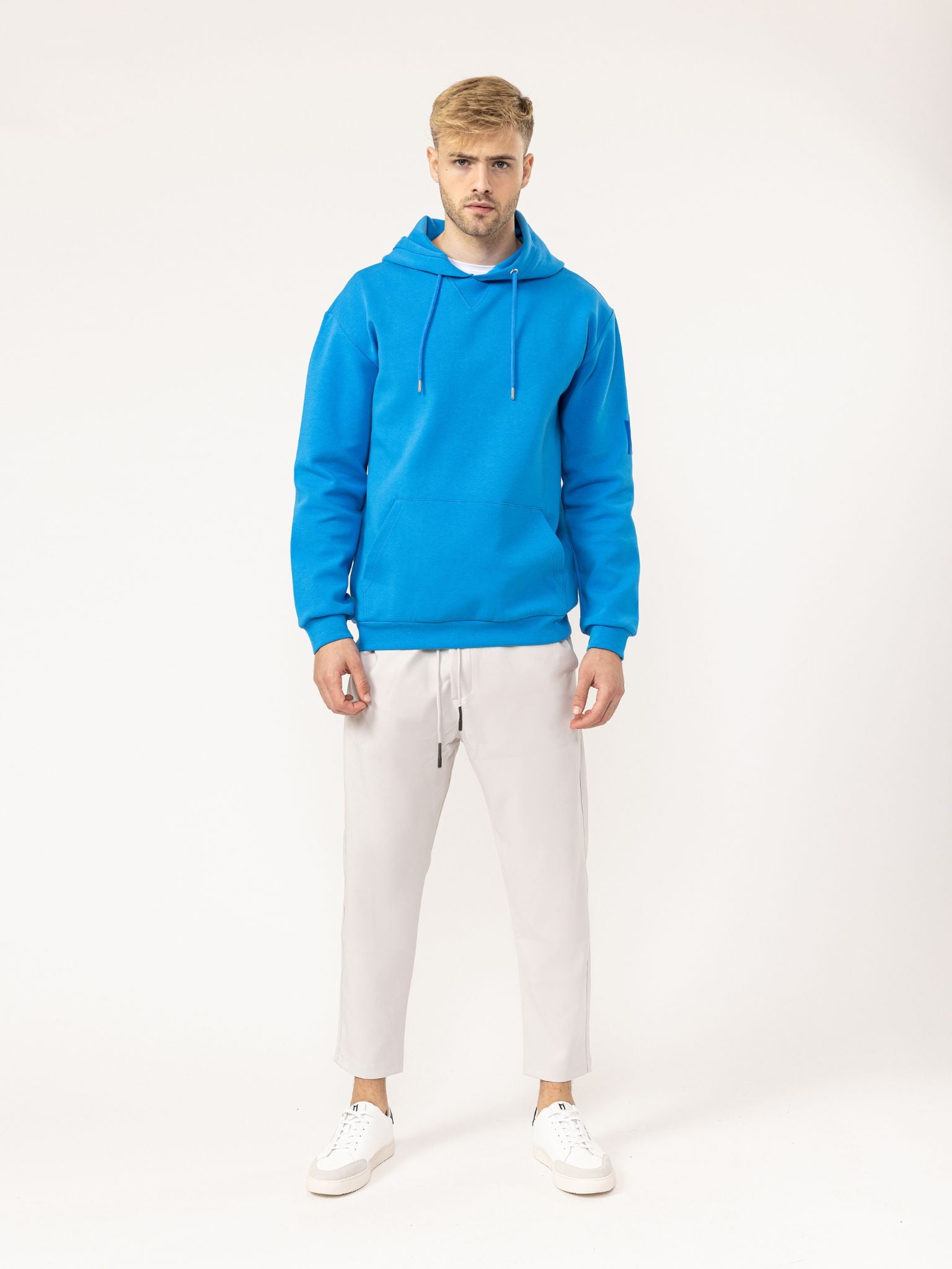 

БАЗОВАЯ ТОЛСТОВКА С КАПЮШОНОМ Mania Jeans, синий