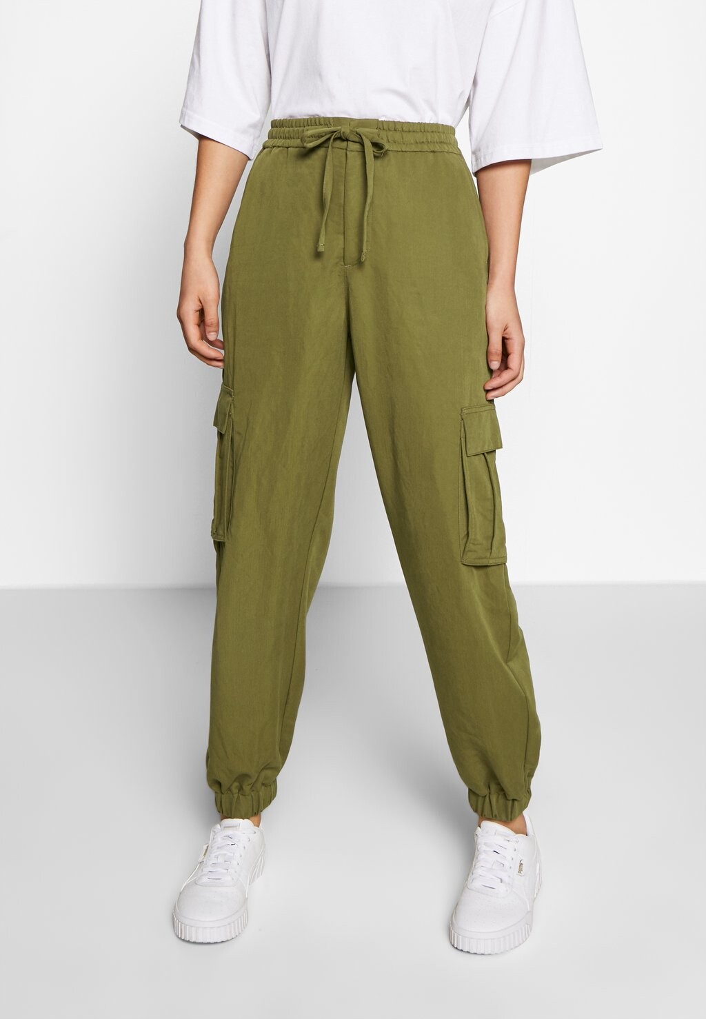 

Брюки Urban Classics LADIES VISCOSE TWILL CARGO PANTS, цвет Summerolive, Коричневый, Брюки Urban Classics LADIES VISCOSE TWILL CARGO PANTS, цвет Summerolive