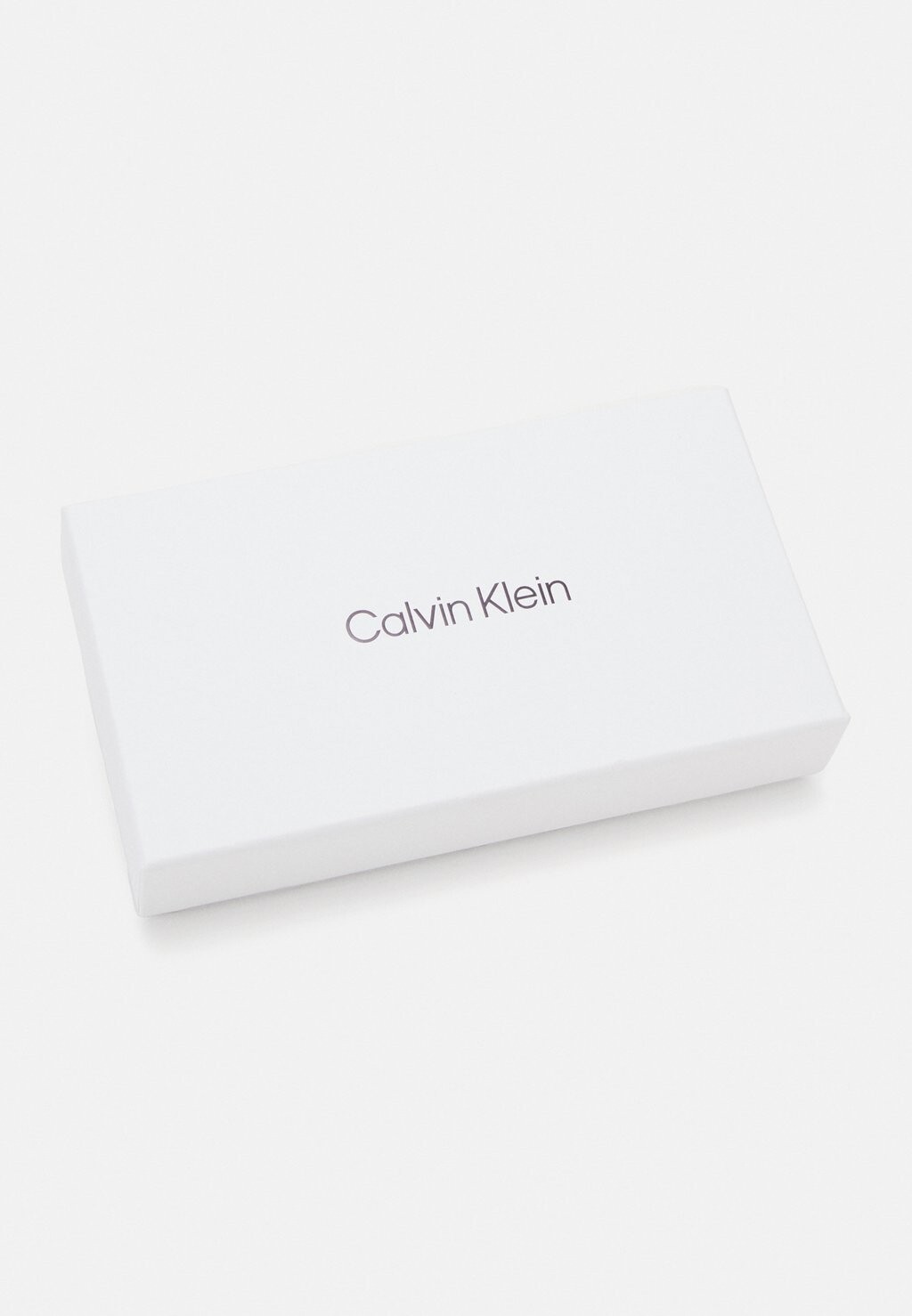 

Кошелек Linear Large Trifold Slim Calvin Klein, черный