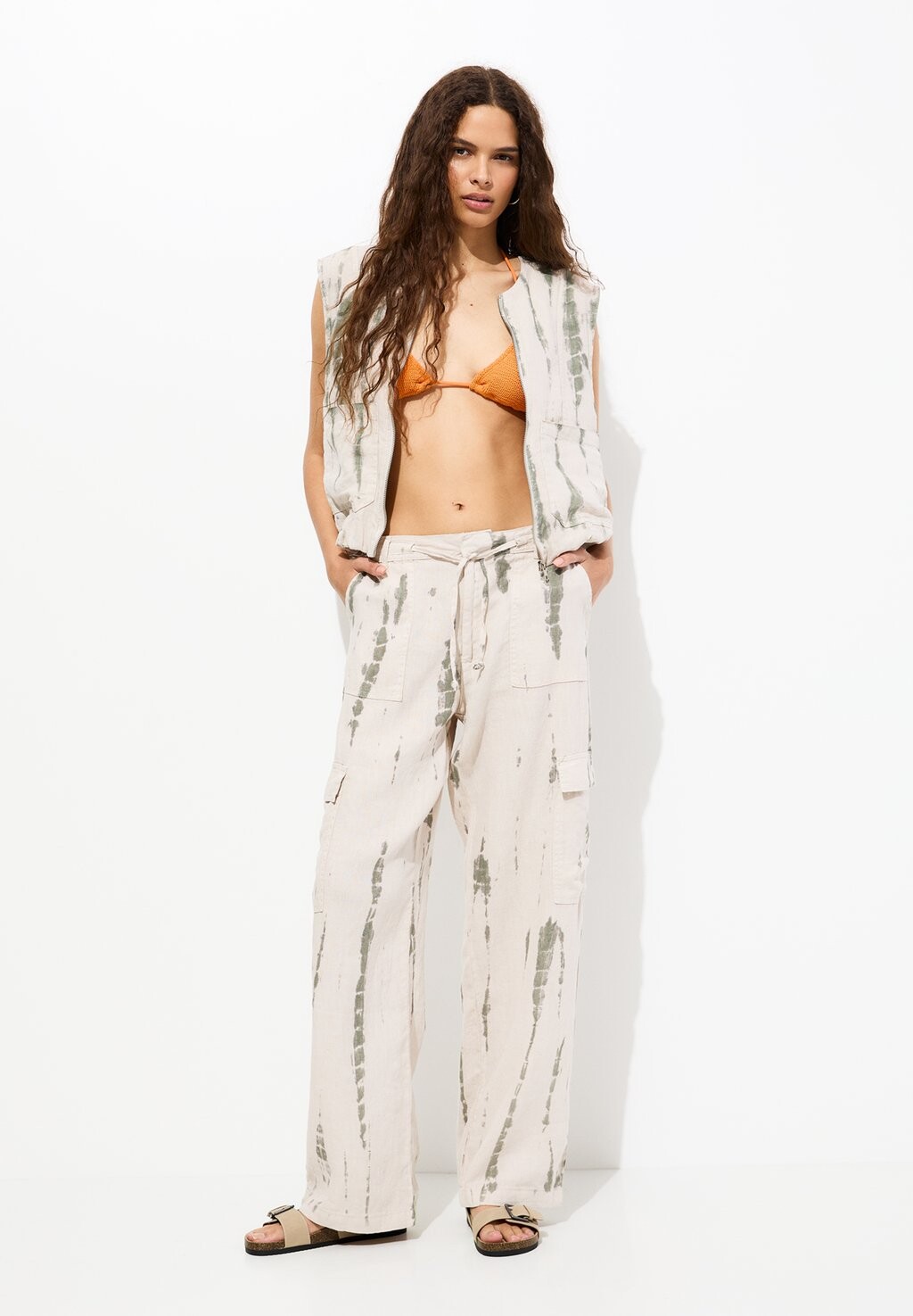 

Брюки-карго Tie-Dye PULL&BEAR, песочные
