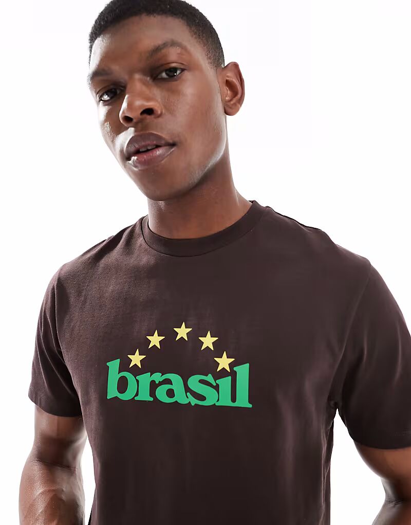 

Укороченная футболка ASOS DESIGN с бразильской спортивной графикой коричневого цвета