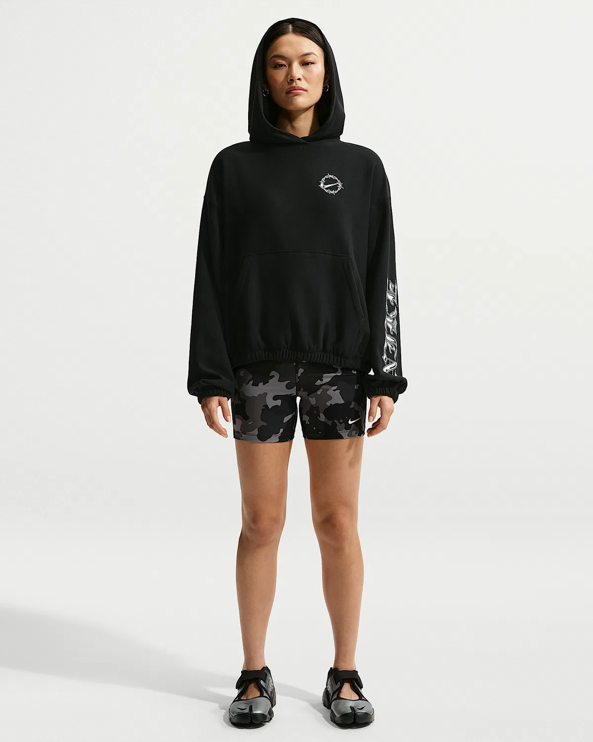 Женский оверсайз худи Nike Sportswear с графическим принтом из французского футера, Black/College Grey — фото 4