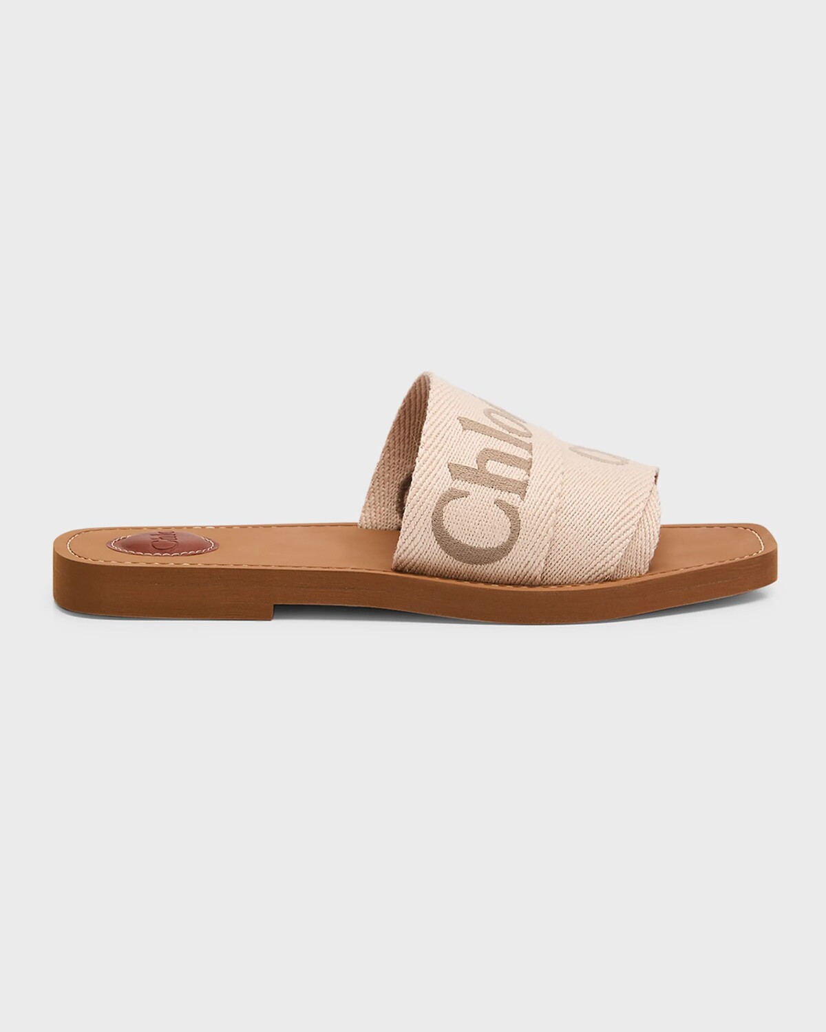Сандалии на плоской подошве с вышитым логотипом Woody из коллаборации с High Summer Chloé, цвет Blushy Beige