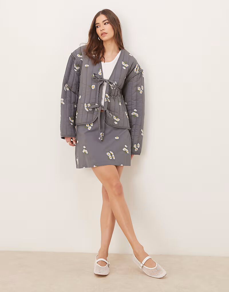 

Мини-юбка ASOS DESIGN серого цвета с вышивкой