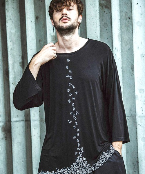 

NO ID. Футболка с принтом в виде шестиугольников, рукав 3/4, черный