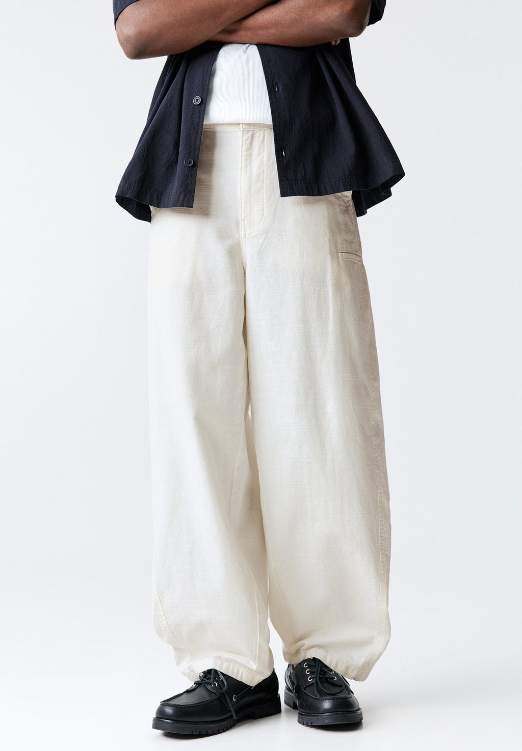 

Брюки WIDE BALLOON FIT PULL&BEAR, белый