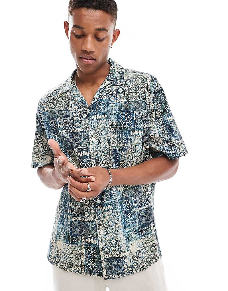 

ASOS DESIGN – Свободная рубашка с винтажным принтом приглушенных тонов и воротником с лацканами